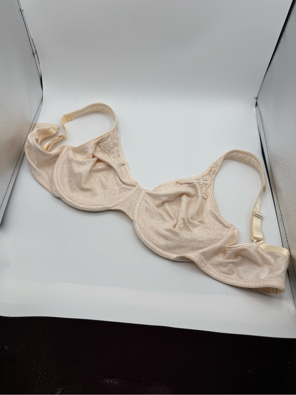 Playtex Women’s Cream Underwire Back Closure Bra Sz 38D. AG-238